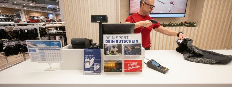 Während der Fußball-Europameisterschaft in Deutschland hat Intersport mehr als 450.000 Fußballtrikots verkauft. (Symbolfoto) - Foto: Marijan Murat/dpa