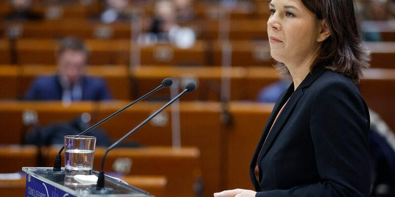 Eine riesiges Transparent wirbt am Europäischen Parlament in Straßburg für die Europawahlen. - Foto: Jean-Francois Badias/AP/dpa