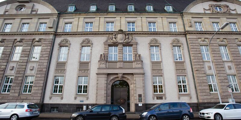 Das Landgericht in Saarbrücken. - Foto: Oliver Dietze/dpa