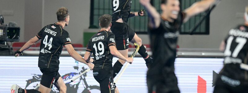 Niklas Wellen (M) jubelt nach seinem Treffer kurz vor Spielende. - Foto: Frank Uijlenbroek/WorldSportPics/dpa