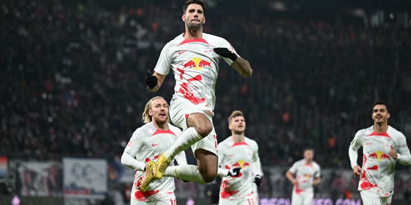 Yan Diomande (RB Leipzig) jubelt nach dem 1:0 gegen Stuttgart. - Foto: Hendrik Schmidt/dpa