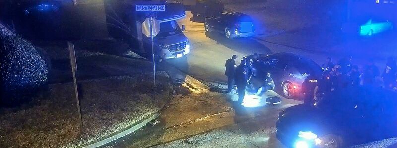 Ein Standbild aus dem von der Stadt Memphis teilweise geschwärzten Video zeigt den brutalen Angriff auf Tyre Nichols durch fünf Polizisten. Die Beamten wurden inzwischen entlassen und wegen Mordes zweiten Grades und anderer Vergehen angeklagt. - Foto: -/City of Memphis via AP/dpa