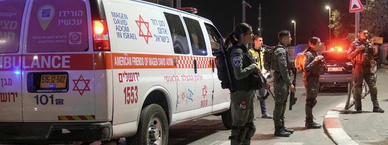 Israelische Grenzpolizisten sichern den Tatort in der Nähe einer Synagoge. - Foto: Mahmoud Illean/AP/dpa
