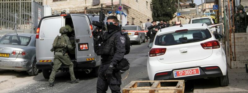 Ein israelischer Polizist sichert den Ort eines erneuten Angriffs, einen Tag nach dem tödlichen Terroranschlag nahe einer Synagoge. - Foto: Mahmoud Illean/AP/dpa