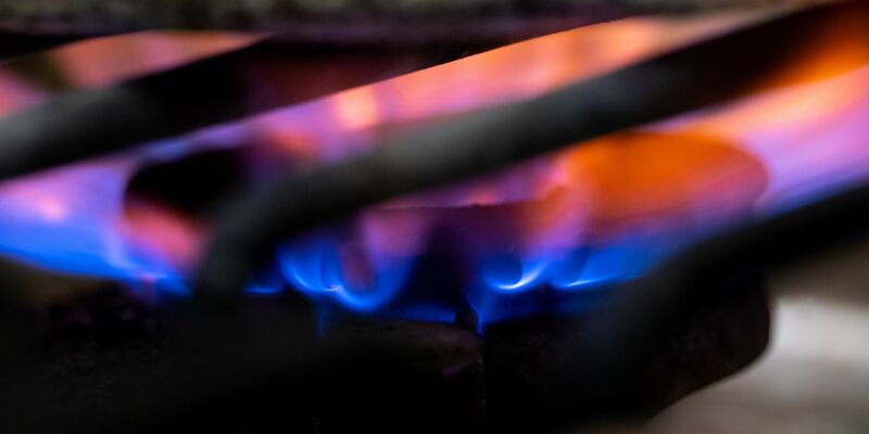 Flamme in einem Gasherd: Der Gaspreis sinkt. - Foto: Sven Hoppe/dpa