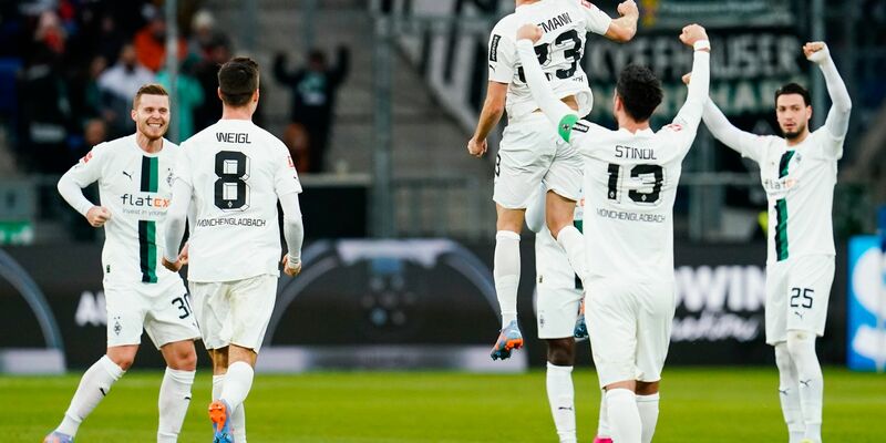 Hoffenheims Ozan Kabak (l) und Gladbachs Robin Hack kämpfen um den Ball. - Foto: Uwe Anspach/dpa