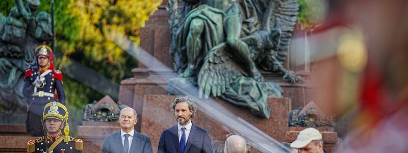 Argentiniens Außenminister Santiago Cafiero empfängt Bundeskanzler Olaf Scholz (SPD) mit militärischen Ehren in Buenos Aires. - Foto: Kay Nietfeld/dpa