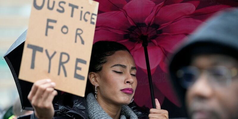 Demonstranten protestieren im Januar wegen des Todes von Tyre Nichols. In den USA kam es erneut zu einem Fall tödlicher Polizeigewalt. - Foto: Gerald Herbert/AP/dpa