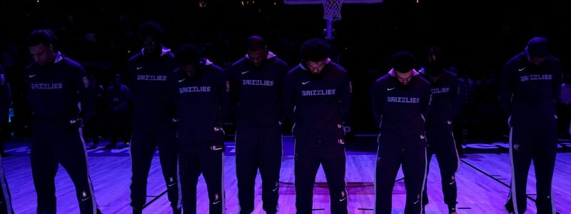Die NBA-Basketballspieler der Memphis Grizzlies gedenken Tyre Nichols in einer Schweigeminute. - Foto: Abbie Parr/AP/dpa