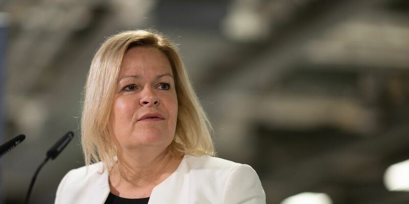 Kündigte bereits wegen der vielen illegalen Einreisen eine stärkere Schleierfahndung an den Grenzen zu Polen und Tschechien an: Nancy Faeser. - Foto: Sebastian Gollnow/dpa