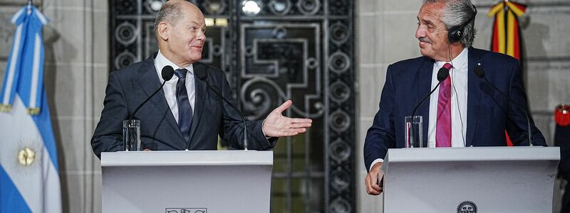 Bundeskanzler Olaf Scholz (l) und der argentinische Präsident Alberto Ángel Fernández geben nach ihren Gesprächen eine Pressekonferenz. - Foto: Kay Nietfeld/dpa