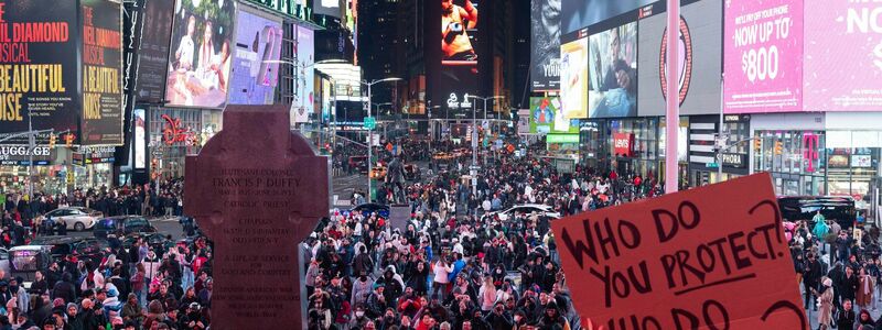Proteste auf dem New Yorker Times Square. - Foto: Yuki Iwamura/AP/dpa