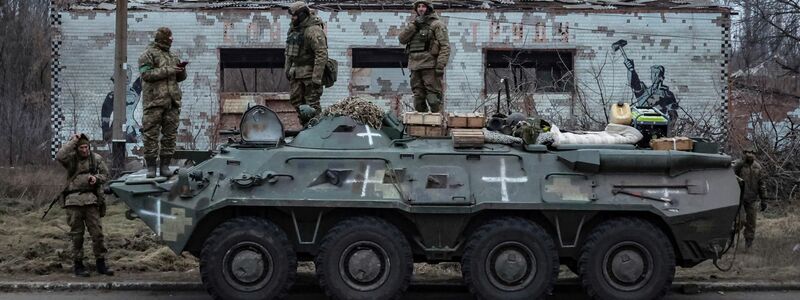Ukrainische Soldaten auf dem Weg an die Front in der Region Donezk. - Foto: Andriy Dubchak/AP/dpa
