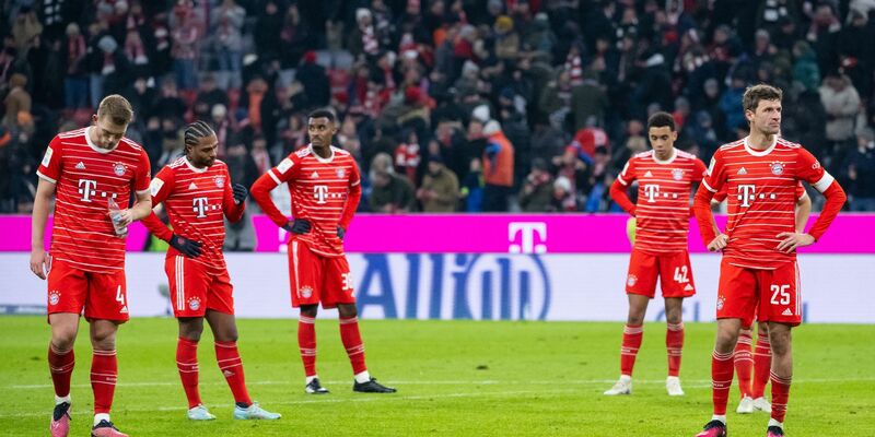 Gute Laune schaut anders aus: Die Bayern-Profis nach dem 1:1 gegen Frankfurt. - Foto: Sven Hoppe/dpa