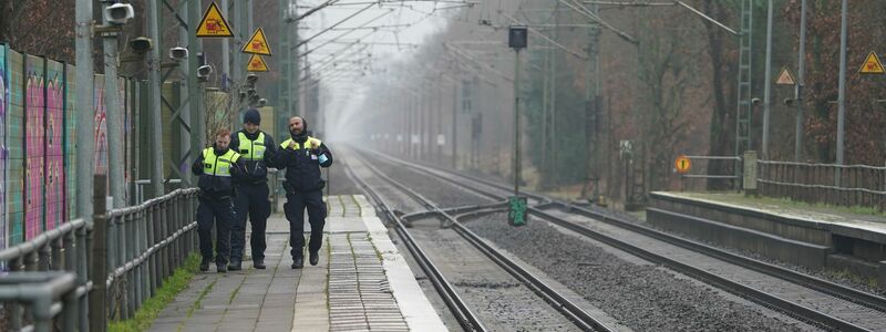 Sicherheitsleute der Deutschen Bahn auf dem Bahnsteig im Bahnhof von Brokstedt. - Foto: Marcus Brandt/dpa