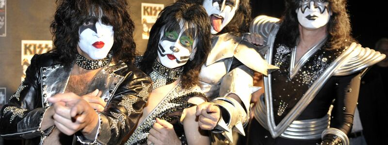 Paul Stanley, Eric Singer, Gene Simmons und Tommy Thayer (l-r) von Kiss 2008 in Oberhausen. - Foto: Achim Scheidemann/dpa