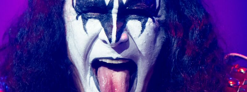 Gene Simmons von Kiss 2022 beim europäischen Tourauftakt der Band in der Westfalenhalle. - Foto: Bernd Thissen/dpa