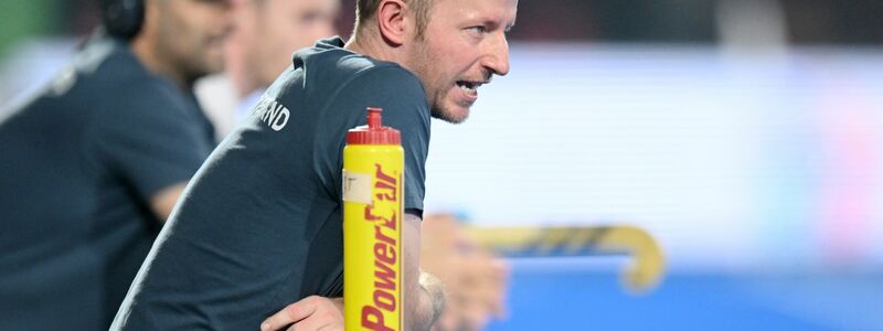 Der deutsche Trainer André Henning steht beim Spiel gegen England am Spielfeldrand. - Foto: Frank Uijlenbroek/WORLDSPORTPICS/dpa