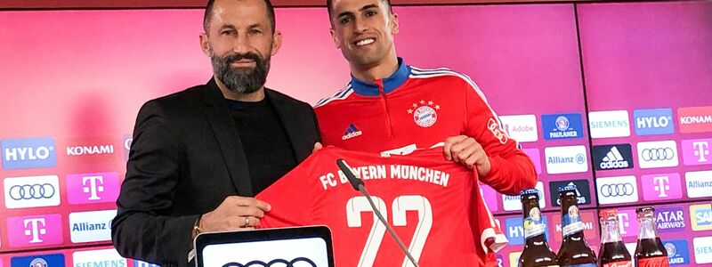 Willkommen in München: Bayern-Sportvorstand Hasan Salihamidzic (l) und Neuzugang João Cancelo. - Foto: Christian Kunz/dpa