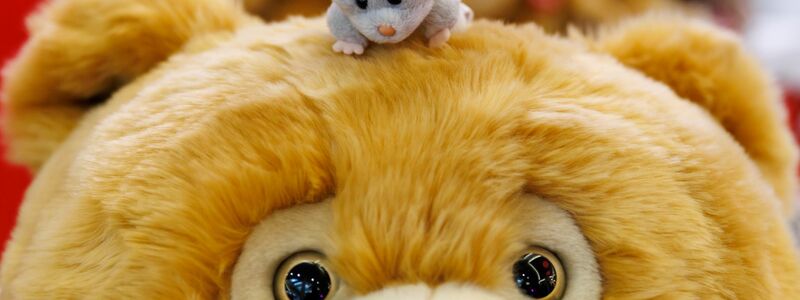 Eine kleine Plüschmaus sitzt auf dem Kopf eines großen Plüschbären auf der  Spielwarenmesse in Nürnberg. - Foto: Daniel Karmann/dpa