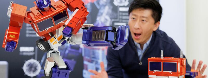 Ein Transformers-Roboter «Optimus Prime» des Unternehmens Robosen in Nürnberg auf der Spielwarenmesse. - Foto: Daniel Karmann/dpa