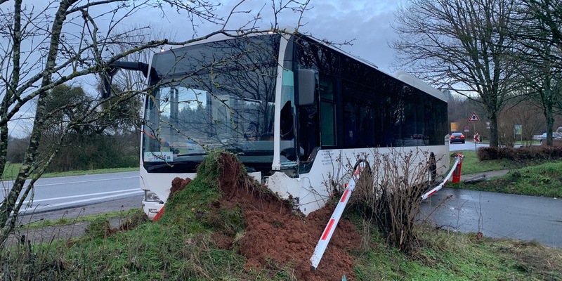 POL-PDLD: Unfall mit Schulbus ohne Verletzte - Foto: presseportal.de