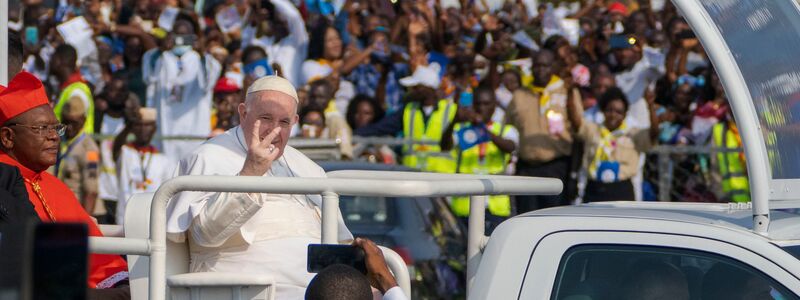 Gläubige versammeln sich am Flughafen Ndolo, um mit dem Papst die Messe zu feiern. - Foto: Jerome Delay/AP/dpa