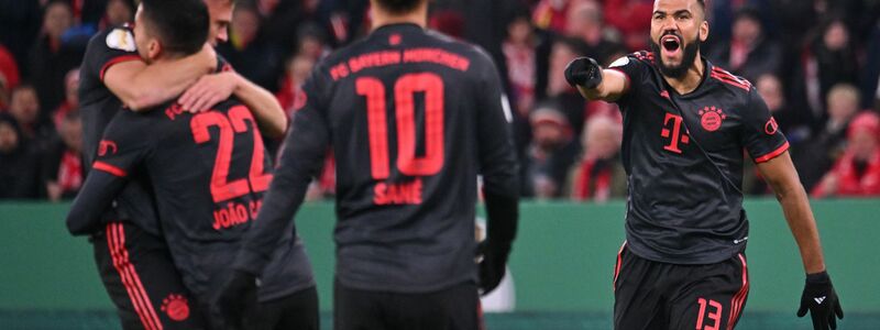Münchens Eric Maxim Choupo-Moting (r) jubelt bei seinem Tor zum 1:0 beim FSV Mainz. - Foto: Torsten Silz/dpa