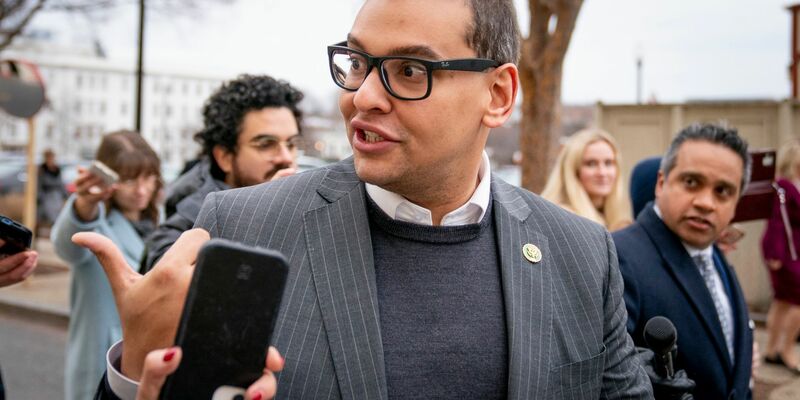 Der Abgeordnete George Santos verlässt eine Sitzung der Republikanischen Partei auf dem Capitol Hill. - Foto: Andrew Harnik/AP/dpa