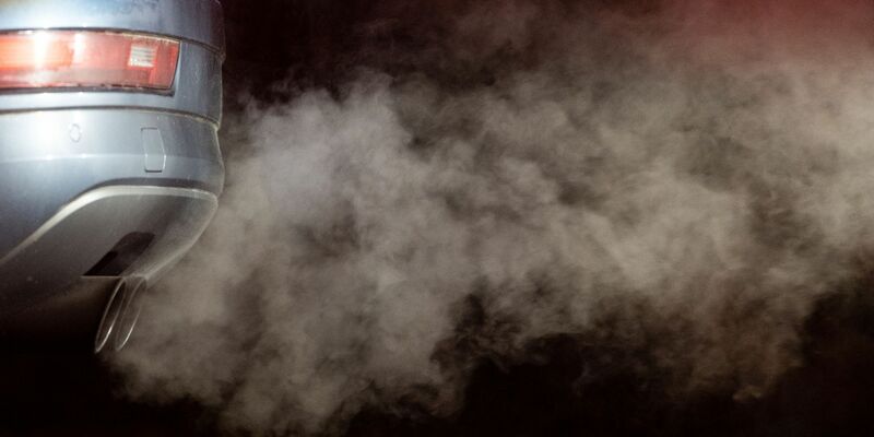 In der Debatte um die neue Euro-7-Norm ist Deutschland mit Forderungen für strengere Abgaswerte offenbar weitgehen isoliert. - Foto: Marijan Murat//dpa