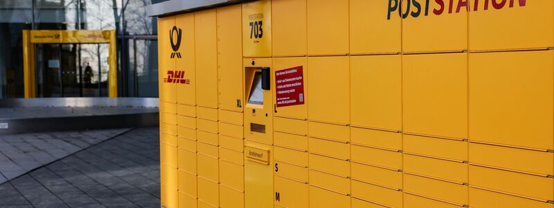 Ein Automat namens Poststation steht vor der Zentrale von DHL in Bonn. - Foto: Oliver Berg/dpa