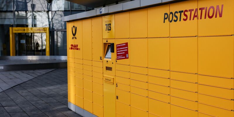 An Poststationen kann man zu jeder Tageszeit Pakete abholen und aufgeben. - Foto: Oliver Berg/dpa