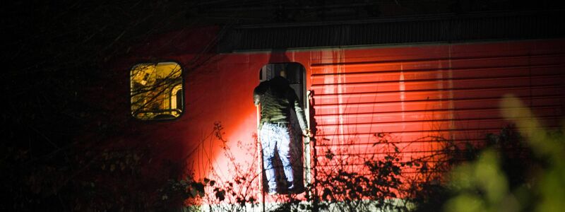 Eine Lock steht an der Unfallstelle in Recklinghausen. - Foto: Marc Gruber/7aktuell.de/Marc Gruber/dpa