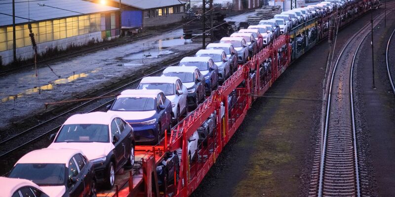 Die Industrie muss den Autoabsatz auch 2025 mit Rabattten ankurbeln. - Foto: Julian Stratenschulte/dpa