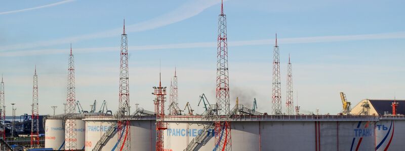 Tanks von Transneft stehen im Ölterminal von Ust-Luga. Die EU-Staaten haben sich auf ein neues Paket mit Sanktionen gegen Russland verständigt. - Foto: Stringer/dpa