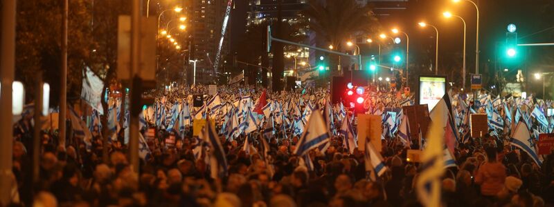Bereits vor rund einer Woche gingen Tausende Menschen in Tel Aviv aus Protest gegen die geplante Justizreform auf die Straße. - Foto: Ilia Yefimovich/dpa