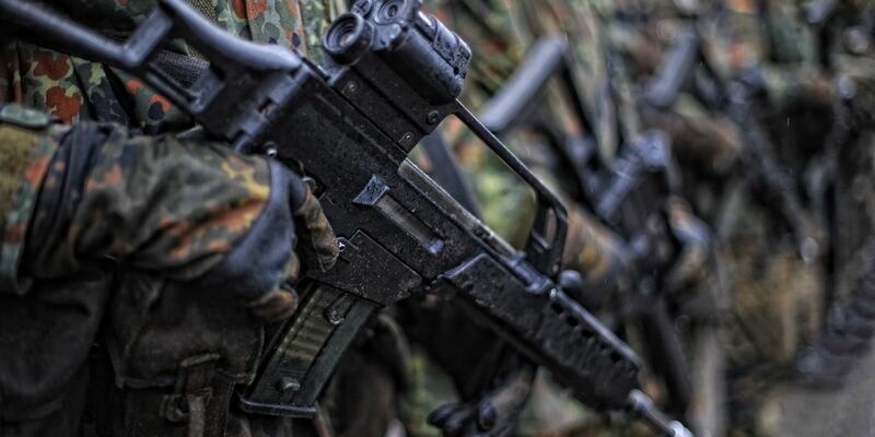 Die AfD hat sich in der Frage der Wehrpflicht nach jahrelangen internen Auseinandersetzungen nun festgelegt. (Illustration) - Foto: Peter Steffen/dpa