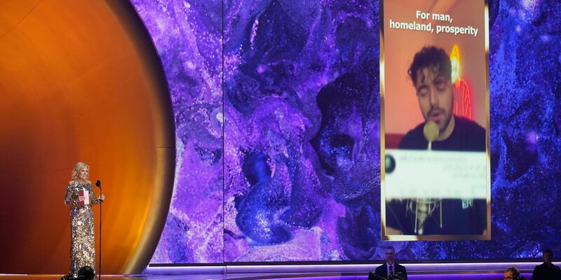 Taylor Swift nimmt den Preis für das beste Pop-Gesangsalbum für ihre Platte «Midnights» entgegen. - Foto: Chris Pizzello/Invision/AP/dpa