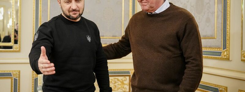 Bundesverteidigungsminister Boris Pistorius (r) wird vom ukrainischen Präsidenten Wolodymyr Selenskyj in Kiew empfangen. - Foto: Kay Nietfeld/dpa