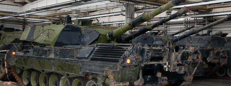 Panzer vom Typ Leopard 1A5 aus dänischen Beständen stehen in Flensburg in einer Produktionshalle (Archivbild). 100 Kampfpanzer  dieses Typs sollen an die Ukraine geliefert werden. - Foto: Constanze Emde/dpa