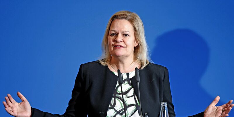 Bundesinnenministerin Nancy Faeser weist die Vorwürfe zur Absetzung von Ex-BSI-Chef Arne Schönbohm zurück. - Foto: Carsten Koall/dpa