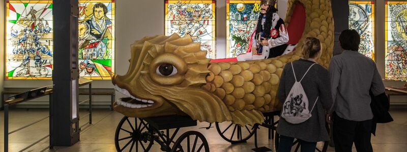 Besucher des Kölner Karnevalsmuseums besichtigen einen originalgetreuen Nachbau des sogenannten «Heldenwagens» aus dem ersten Kölner Rosenmontagszug von 1823. - Foto: Costa Belibasakis/Festkomitee Kölner Karneval