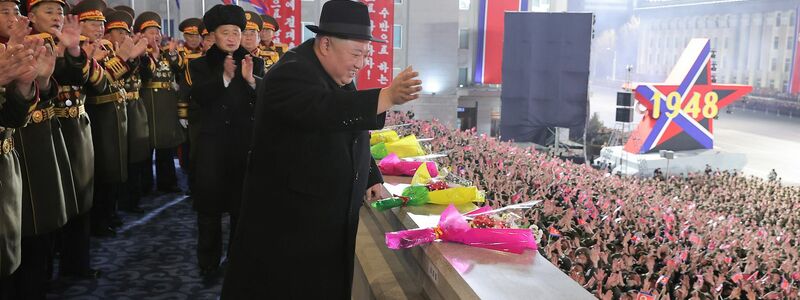 Nordkoreas Machthaber Kim Jong Un behauptet, sein U-Boot könne Kernwaffen bestückt werden. - Foto: Uncredited/KCNA/KNS/dpa