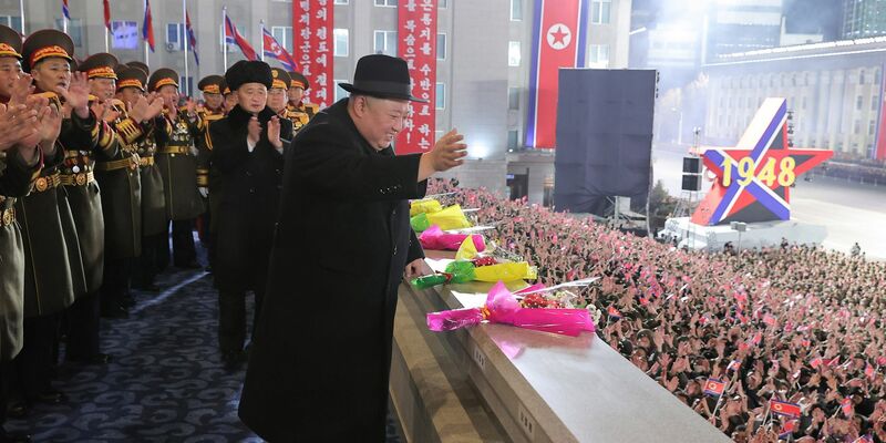 Nordkoreas Machthaber Kim Jong Un hatte angekündigt, sein Land werde in diesem Jahr drei weitere Aufklärungssatelliten starten lassen. - Foto: Uncredited/KCNA/KNS/dpa