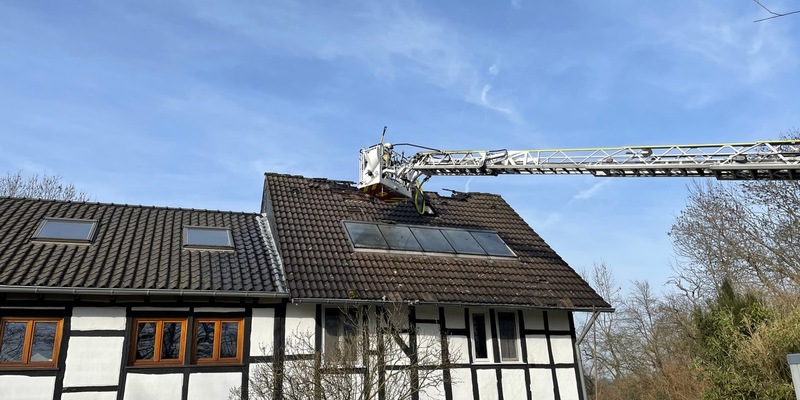 FW Hannover: Laubenbrand in Hannover-Herrenhausen In der Kleingartenkolonie Berggarten im Stadtteil Herrenhausen brannte ein Gartenhaus nahezu vollständig aus. Personen wurden nicht verletzt. - Foto: presseportal.de