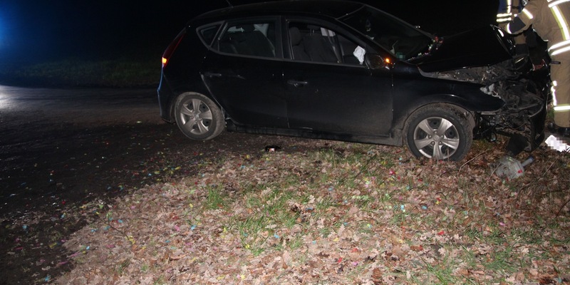 POL-COE: Lüdinghausen, Elvert/ Auto prallt gegen Baum - Foto: presseportal.de