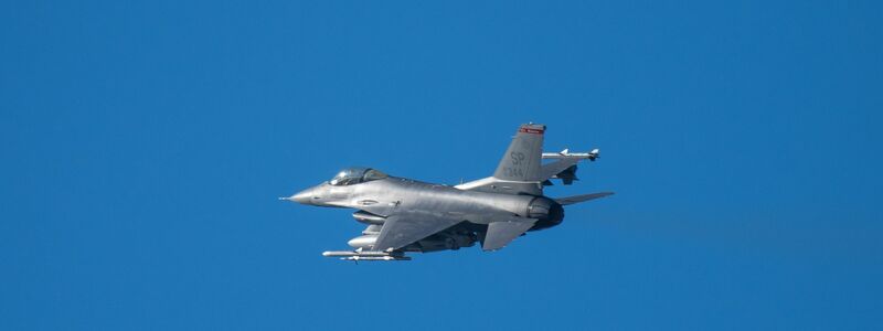 Ein US-Kampfflugzeug vom Typ F-16 (Symbolbild). - Foto: Harald Tittel/dpa