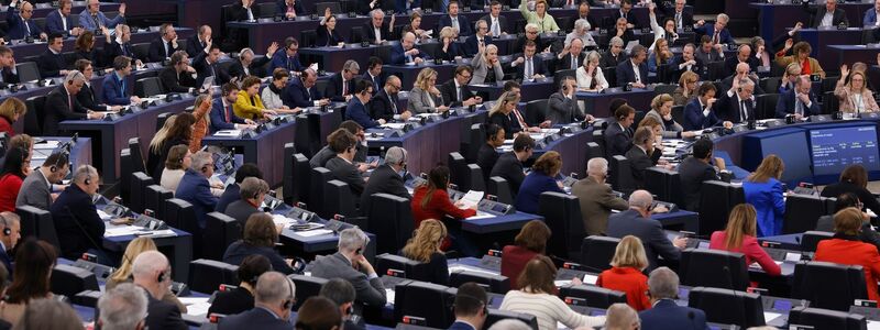 Die Gesetzgeber der Europäischen Union stimmen über ein Gesetz zur künstlichen Intelligenz ab. Das EU-Parlament gibt grünes Licht für schärfere Regeln für Künstliche Intelligenz. - Foto: Jean-Francois Badias/AP/dpa
