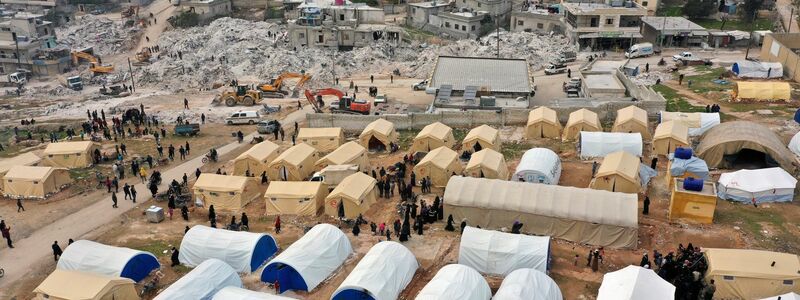 Freiwillige bauen Zelte für Familien in Harem (Syrien) auf, die bei dem verheerenden Erdbeben ihre Häuser verloren haben. - Foto: Ghaith Alsayed/AP/dpa