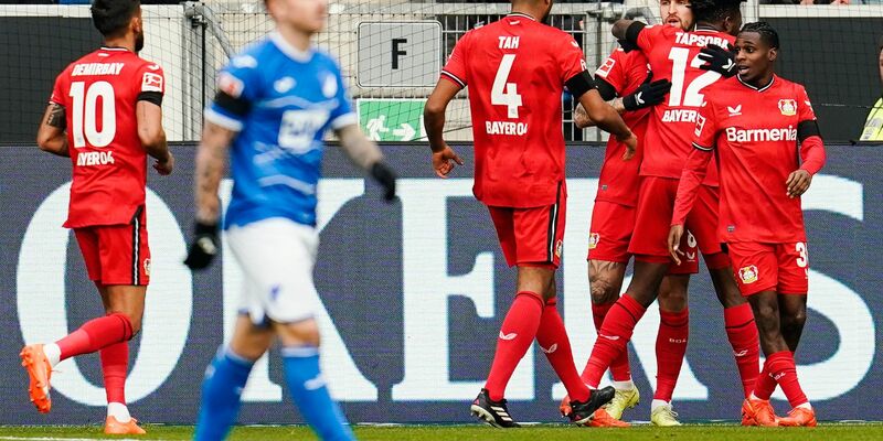 Florian Wirtz (l) brachte Leverkusen bei Hoffenheim in Führung. - Foto: Uwe Anspach/dpa